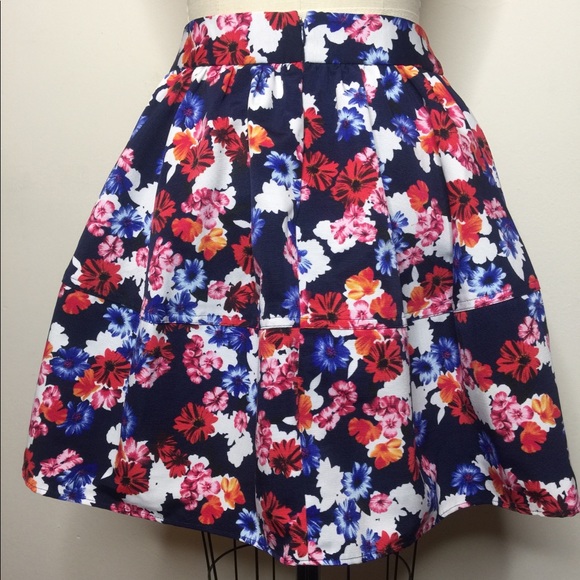 New Guess floral full skirt - Size S - Picture 3 of 3
